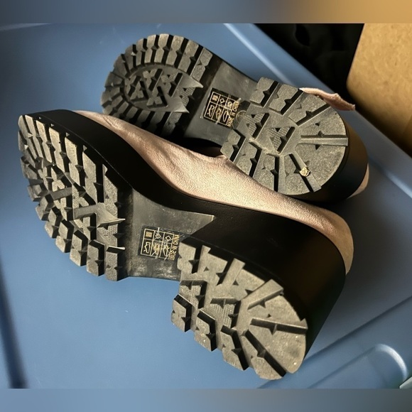 Velvety Close Toed Thick Platform Heel Boots - Picture 3 of 4